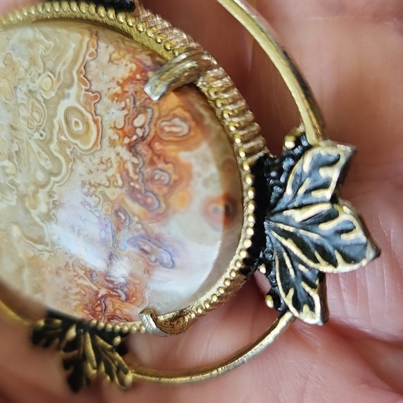 Elegant Gold and Black Pendant Necklace - Picture 10 of 13